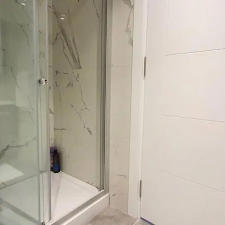 Apartment Near Airport Metro 1-bdr Wi-fipoolgym