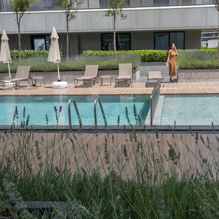 Near Airport Metro 1-bdr Wi-fipoolgym