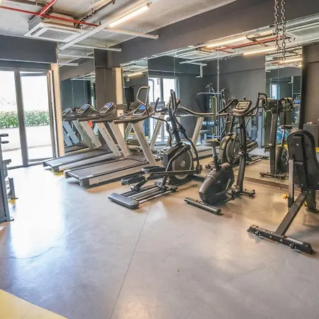 Near Airport Metro 1-bdr Wi-fipoolgym *